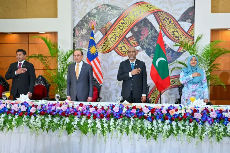 ޤައުމީ ސަލާމް ކިޔާއިރު މޭމަތީގައި އަތް އެޅުމަކީ ޤާނޫނެއްގަައި އޮންނަ ކަމެއް ނޫން: ރައީސް މައުމޫން