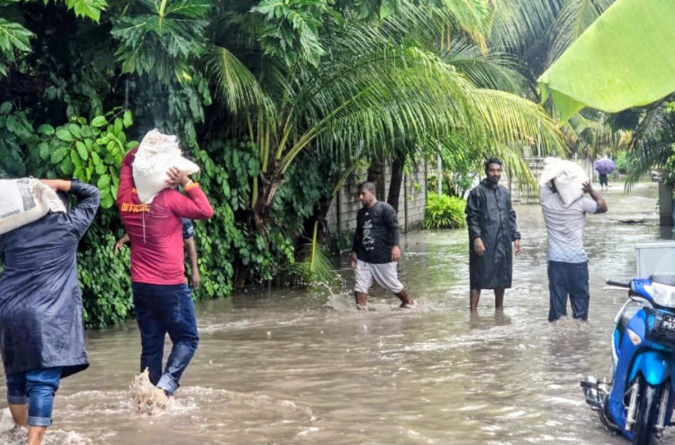 އިނގުރައިދޫގެ 30 ގެއަކަށް ފެން ވަދެ ބޮޑެތި ގެއްލުންތަކެއް