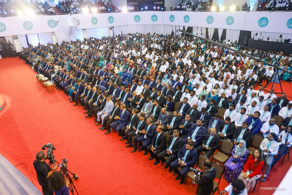 ޕީއެންސީގެ ރިޔާސީ ޓިކެޓް ރައީސް ޑރ. މުޢިއްޒަށް އަރުވައިފި