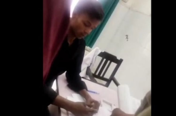 އިންޑިއާގެ ސަރުކާރު ހޮސްޕިޓަލެއްގައި ޑޮކްޓަރު ނެތް ވަގުތު ބަލިމީހުން ބަލައި ބޭސް ލިޔެދޭން އިނީ ޑްރައިވަރު