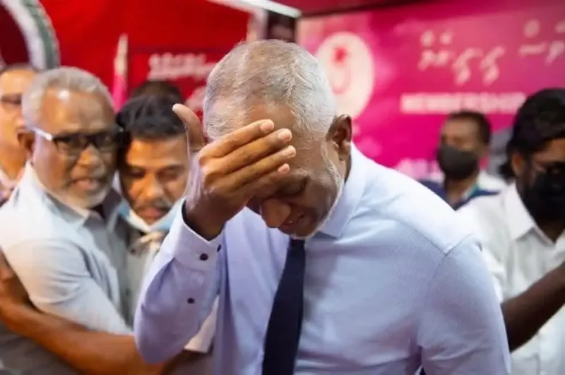 ޑޮލަރުގެ ދަތިކަން އިންތިހާއަށް ބޮޑުވެ ސަރުކާރުން އެންމެ ފަހުން އަމިއްލަ ފަރާތަކުން އެތައް ލައްކަ ޑޮލަރެއް ދަރަންޏަށް ނަގައިފި