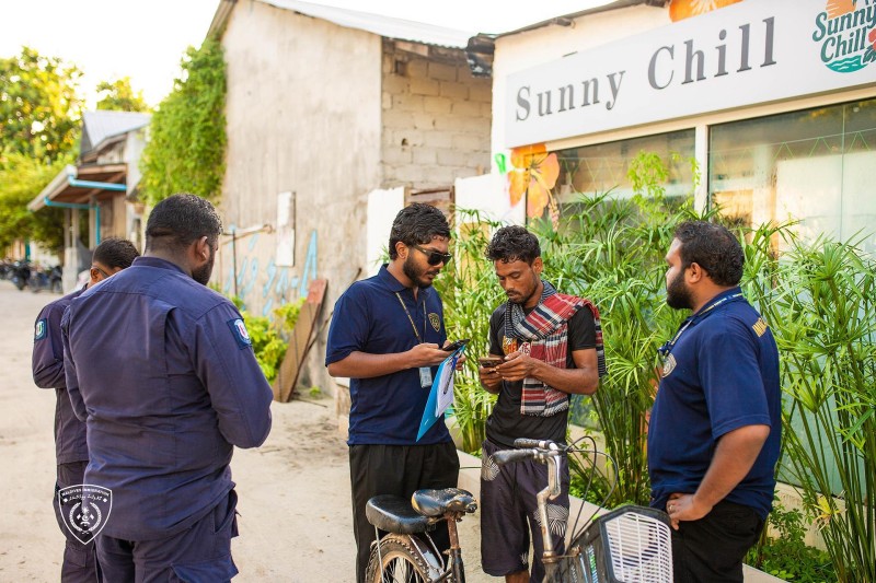 ބިދޭސީން ދަނޑުތަކުގައި ގިނަކަމުގެ ޝަކުވާ ބޮޑު ތޮއްޑޫއިން 107 ބިދޭސިއަކު އިމިގްރޭޝަނުގެ ބެލުމުގެ ދަށަށް