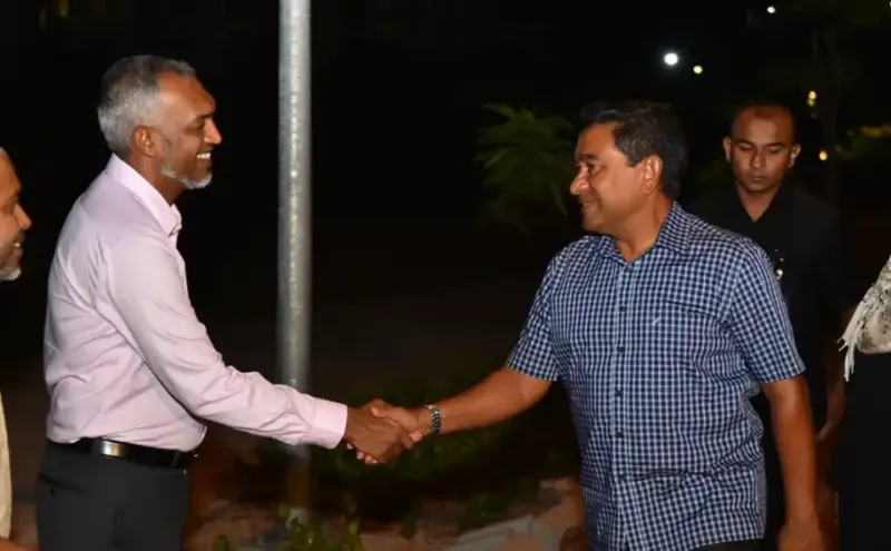ރައީސް މުއިއްޒުގެ ފާޑު ކިޔުން ކުރީގެ ރައީސް ޔާމީނަށް: އެވެރިކަމުގައި ފަނޑިޔާރުން ނިދާފައި ތިއްބާ ރަހީނު ކުރި!