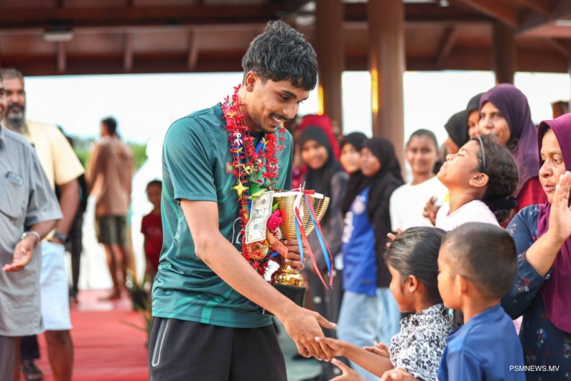 ހައިޝަމްގެ އުންމީދަކީ އަރުތަ ސްކޮލަޝިޕުން ފުރުސަތު ލިބުން