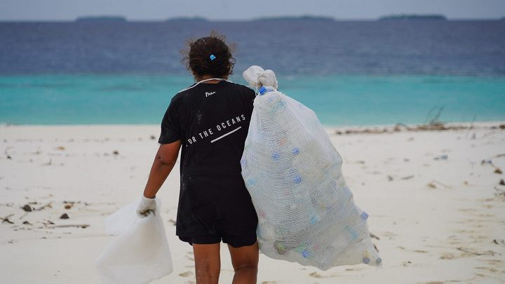 ޕްލާސްޓިކް ހޮޅި އެތެރެކުރުން އަލުން ހުއްދަކޮށް، އެއް ލީޓަރާއި 500 މިލިލީޓަރާ ދެމެދުގެ ފުޅި މަނާކުރުން ފަސްކޮށްފި