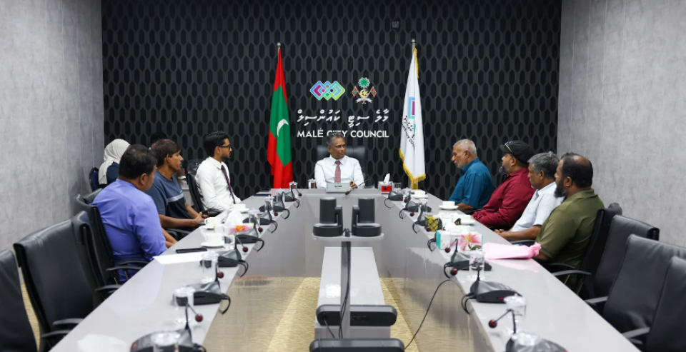 ހާބަރު ފުޑްކޯޓުތައް ހުސްކުރަން އެންގުން: ވިޔަފާރިވެރިން ކަންބޮޑުވުން ފާޅުކޮށް މޭޔަރަށް ޕެޓިޝަނެއް