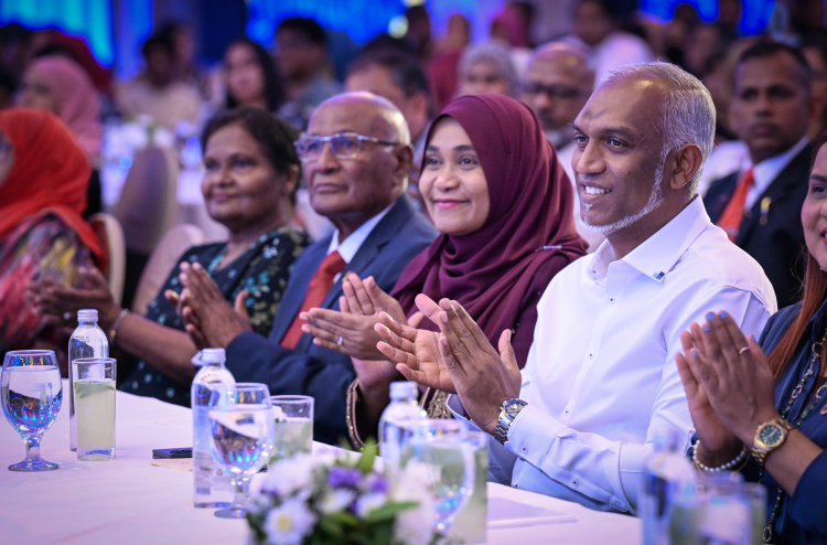 ރައީސްގެ ދެކަނބަލުން ނުރަސްމީ ދަތުރުފުޅެއްގައި ސިންގަޕޫރަށް