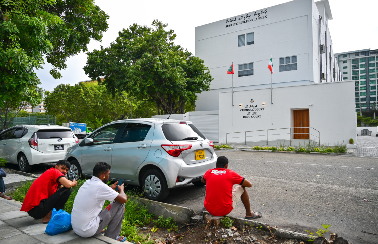އެކައުންޓުން ނެގި ފައިސާގެ މައްސަލަ ކޯޓުގައި އޮއްވާ ވެރިމީހާ ނިޔާވުމުން ވާރިސުންނަށް ފައިސާ ދޭން އަންގައިފި