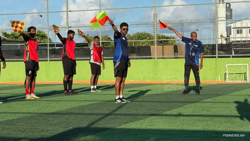 ފުޓުބޯޅައާއި ފުޓްސަލް ރެފްރީން ތަމްރީނުކުރުމުގެ ކޯހެއް ފެލިދޫގައި