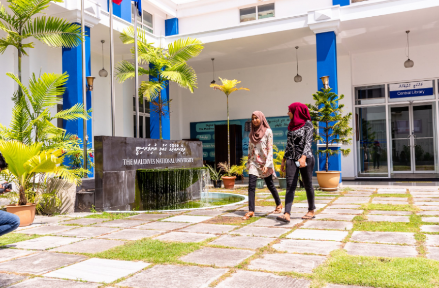 މެދުކެނޑުމެއްނެތި 15 އަހަރުވަންދެން ހިންގާ ކޮލެޖުތައް ޔުނިވާސިޓީތަކަށް ދެން ބަދަލުކުރެވޭނެ