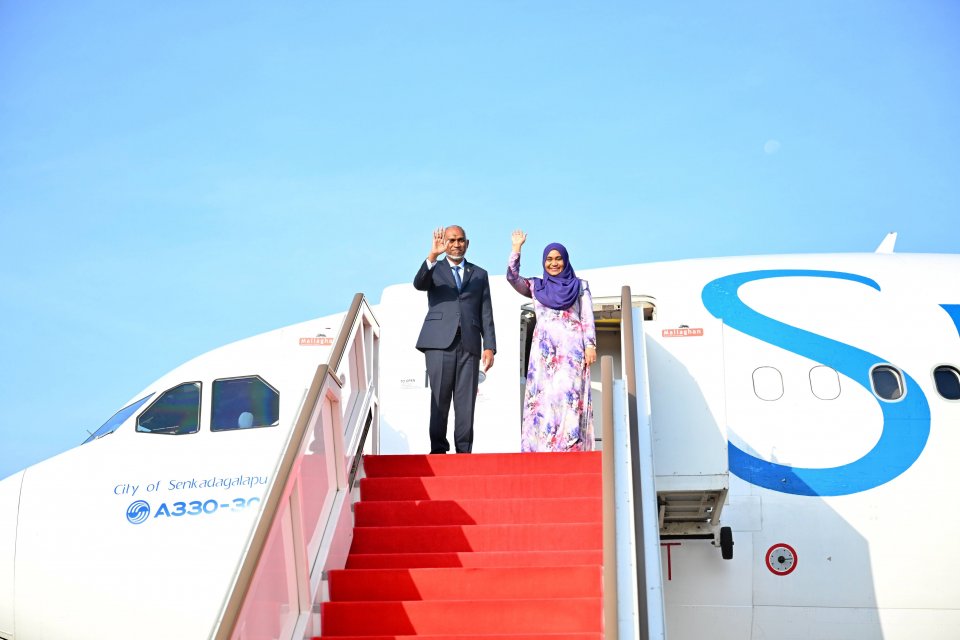 ރައީސްގެ ދެކަނބަލުން ސިންގަޕޫރަށް ކުރެއްވި ދަތުރުފުޅަށްފަހު ރާއްޖެ ވަޑައިގެންފި