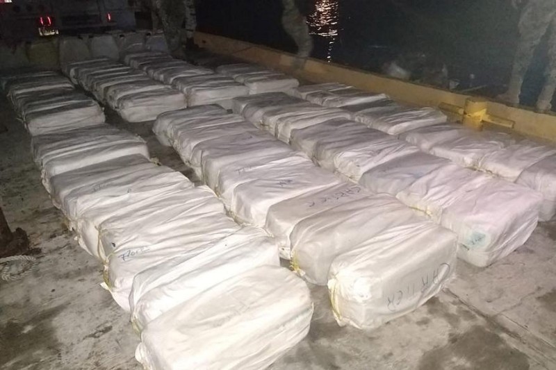 ފިޖީގެ ކޯޓަކުން 40 ކިލޯގެ ކޮކެއިން ވަގަށް ނަގައި، ބަދަލުގައި ފުށް އަޅައިފި
