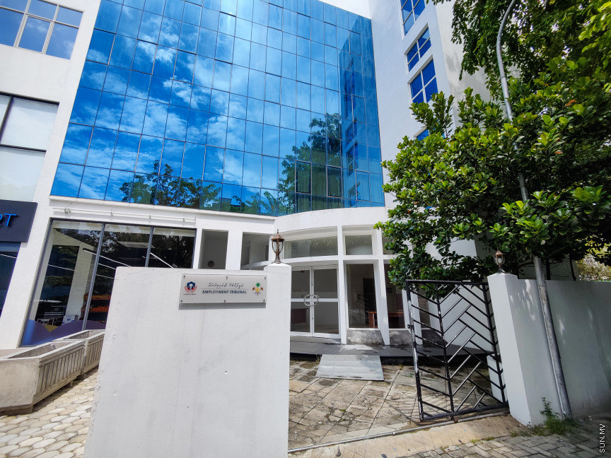 ފަރެސްމާތޮޑާ އެއާޕޯޓުގެ މުވައްޒަފަކު ގާނޫނާ ހިލާފަށް ވަކިކުރި މައްސަލައިގައި އަލުން ވަޒީފާދީ ބަދަލު ދިނުމަށް އަމުރުކޮށްފި
