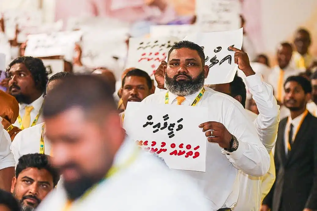 އެމްޑީޕީ ކޮންގްރެސް 2026 ގައި ރައީސް މުއިއްޒުގެ ސަރުކާރުން ރައްޔިތުންނަށް ބިރު ދެއްކުމާ ވަޒީފާ އިން ވަކިކުރަމުންދާ ދިއުމާ ދެކޮޅަށް ލިޔެފައިވާ ޕޯސްޓަރުތަކާއެކު ބައިވެރިން