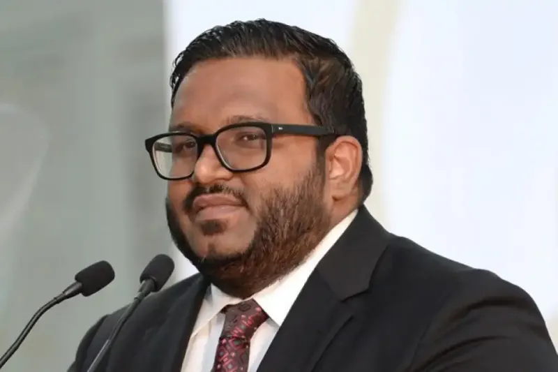 އެމްއެމްޕީއާރްސީގެ ޚިޔާނާތުގެ ފައިސާގެ ތެރެއިން 1.5 ލައްކަ ޑޮލަރު މޮންޓިލިއަން އިންޓަނޭޝަނަލްގެ އެކައުންޓަށް ޖަމާކޮށް ބޭނުންކުރި މައްސަލައިގައި، އެ ކުންފުނީގެ މައްޗަށް މަނީ ލޯންޑްރިންގގެ ދައުވާކުރަން އޭސީސީއިން ޕީޖީއަށް ފޮނުވަން ނިންމައިފި
