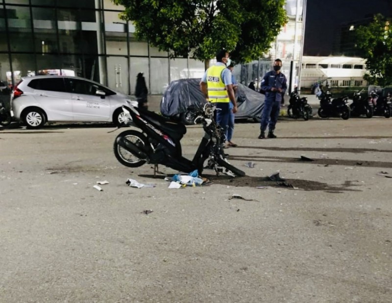 ހުޅުމާލޭގެ މަގެއް މަތީގައި ޕިކަޕެއްގެ ދޮރު ހުޅުވާލި ވަގުތު ސައިކަލެއް ޖެހި، ފިރިހެނަކަށް އަނިޔާތަކެއް