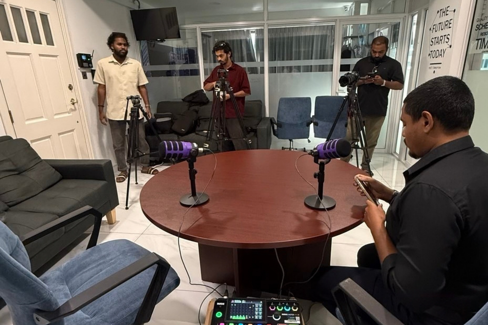 ބްރޯޑްކާސްޓިންގެ މާޒީއާއި މުސްތަގުބަލު: ރޭޑިއޯ އިން ފެށިގެން އޭއައިގެ ޒަމާނަށް