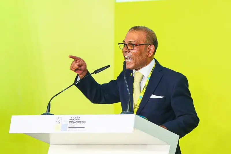 ރާއްޖޭގެ މިނިވަންކަމާއި އިސްތިޤްލާލަށް ބުރޫއަރަނީ ވެރިންނަށް ތަނެއްދޮރެއް ނޭނގޭތީ، "ގަމާރުން" ވެރިކަމުގައި ބަހައްޓަން ޖެހުނީމަ ކަމަށް ވިދާޅުވެ ރައީސް ނަޝީދުގެ ވަރުގަދަ ރައްދެއް މުއިއްޒު އަށް!