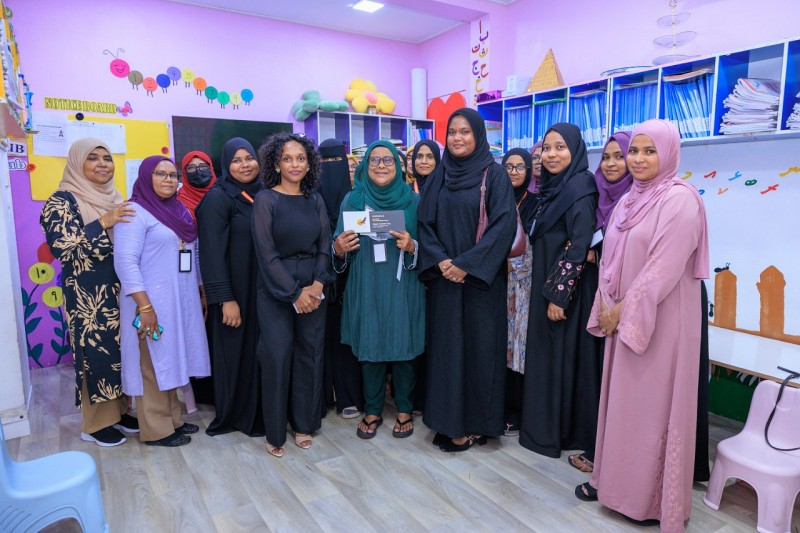 ޓީޗަރުންގެ ދުވަހާ ގުޅުވައި، ދަ ހޯކްސްއިން ޓީޗަރުންނަށް ސްމާޓް ރީފިއުލިން ވައުޗަރުތައް ދީފި