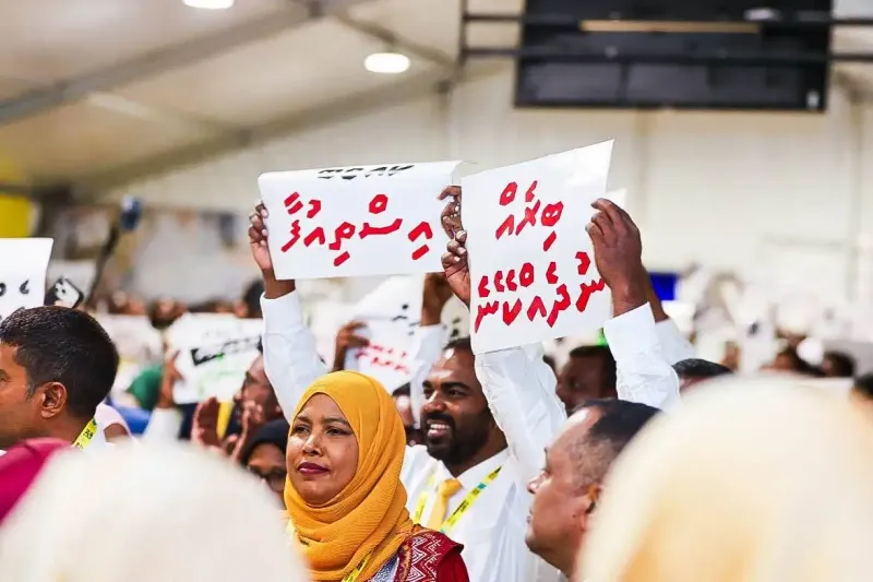 ޝުއޫރު ފާޅުކޮށްފައިވާ ޕޯސްޓަރުތަކާ އެކު، އެމްޑީޕީގެ ކޮންގްރެސްގައި ރައީސް މުއިއްޒުގެ އިސްތިއުފާ އަށް ގޮވާލައިފި
