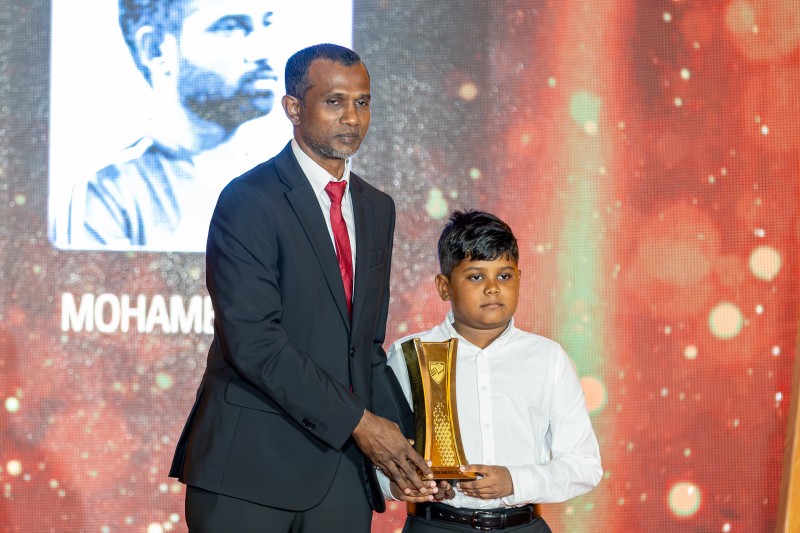 ބަކާގެ އެވޯޑާ ހަވާލުވީ ދަރިފުޅު، އަންހެނުންނަށް ފުން އިހުސާސްތަކެއް: "މި މަންޒަރު ދެކެން ބަކާ ހުރިނަމަ"