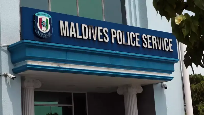 އެހެން ދީންތައް ރަމްޒުކޮށްދޭ ތަކެތި ވިއްކަން ހުރި ފިހާރައަކުން އެ ތަކެތި ނަގާ ފުލުހުންގެ ބެލުމުގެ ދަށަށް ގެންގޮސްފި