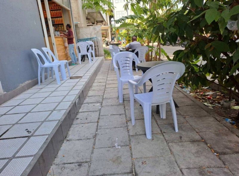 ހުޅުމާލޭގައި ކެފޭތަކުން ގަވައިދާ ޚިލާފަށް ދުވާރުމަތީ ބަހައްޓާ މޭޒާއި ގޮނޑިތައް ނަގަން އަނެއްކާވެސް އަންގައިފި