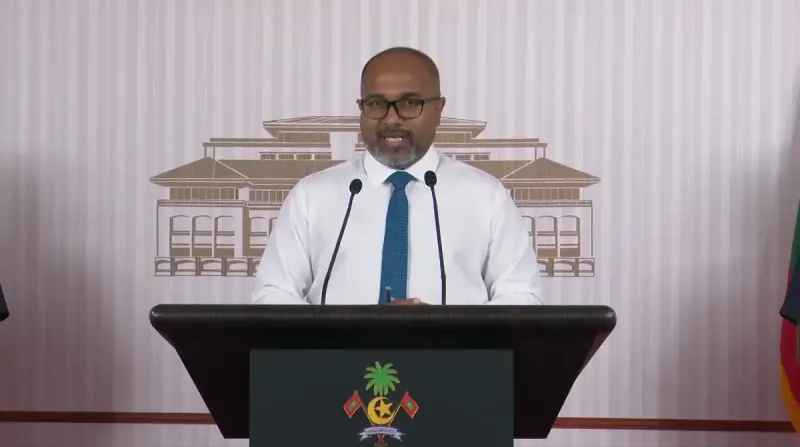 2646 ވަރަކަށް ޕާސްޕޯޓު ހެދުމުގެ ރިކުއެސްޓުތައް ބެކްލޮގްގައި އެބަހުރި، ޕާސްޕޯޓު ދޫކުރުން އާންމު ހާލަތަށް ގެނެވޭނީ އާދިއްތަ ދުވަހުން ފެށިގެން: މިނިސްޓަރު އިހުސާން