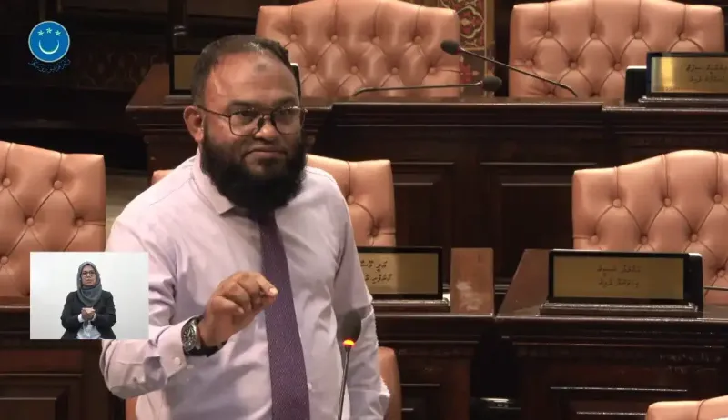 ރައީސަށް އަމާޒުކޮށް އަބުރު ކަތިލާއިރު މުއައްސަސާތައް ހިމޭނުން އޮންނާތީ މެންބަރު ޝަރީފްގެ ފާޑުކިޔުން!