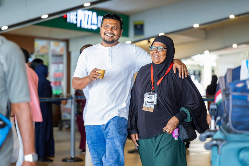65 އަހަރުން މަތީގެ މީހުންނަށް، ފައިސާ ދައްކާފައިވާ އާއިލާގެ މެންބަރަކާއެކު ޙައްޖަށް ދާން ފުރުސަތު ލިބޭނެ: ފިރްޒުލް