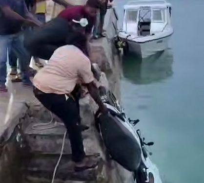 ތިނަދޫގައި ސައިކަލަށް ފޮއްޓެއް އަރުވައިގެން ނައްޓާލަން އުޅެނިކޮށް ކޮންޓްރޯލް ނުވެ ގޮސް މޫދަށް ވެއްޓިއްޖެ