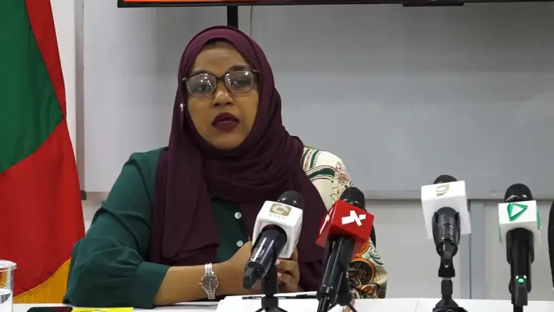 ޓީޗަރުން ތައުލީމީ ދާއިރާ ދޫކޮށް ދަނީ ސްކޫލްތަކުގެ އިދާރީ މަސައްކަތްތަކާއި އެހެނިހެން މަސައްކަތްތަކުގައި މަސްއޫލުވެގެން އުޅެން ޖެހުމުން: އަނޫޝާ