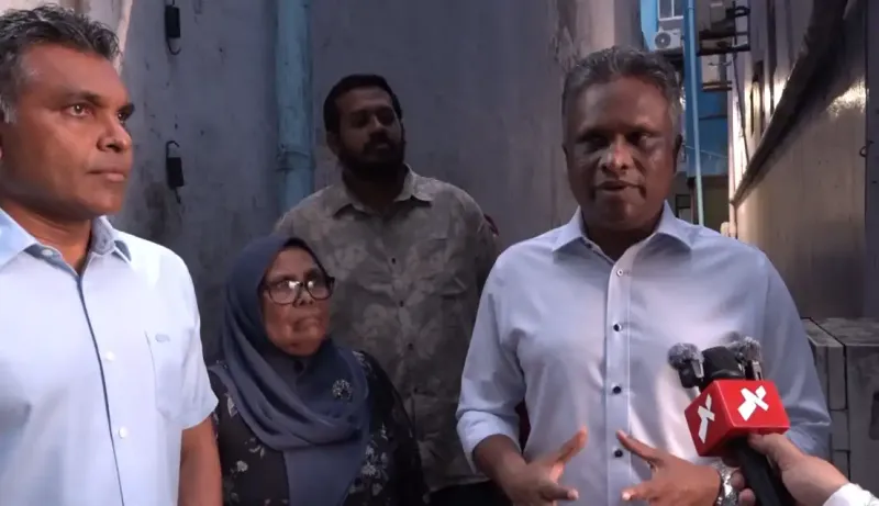 ރައްޔިތުންނަށް ދޭން ޖެހޭ ޚިދުމަތްތަކަށް ހުރި ރައްޔިތުންގެ ފައިސާ ރަސްމާލެއަށް އަޅާ ހުސްކޮށްލުމަށްފަހު އެ ތަން އެ ވިއްކާލީ ސަރުކާރުގެ ޖީބަށް ބޮޑުވާ ގޮތަށް: އާޒިމް