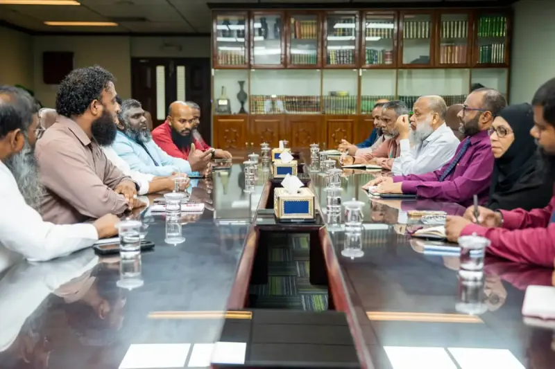 ރަސްމާލެ މަޝްރޫއުގެ ސަބަބުން ބޭރު މީހުން ރަށްވެހިވެ ކުރިމަތިވެދާނެ ނުރައްކާތައް އެބަހުރި، އިލްމުވެރިންގެ ގުޅުމުން އެދުނީ އެ ހުރިހާ ކަންބޮޑުވުންތައް ރައީސް މުއިއްޒުއާ ހިއްސާ ކޮށްދެއްވުމަށް!