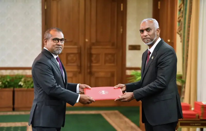 ރަސްމާލޭގެ ބޮޑު ސަރަހައްދެއް އީގަލް ހިލްސް އަށް ދިން މައްސަލައިގައި، ރައީސް މުއިއްޒުގެ ކުރީގެ ފޮރިންގ މިނިސްޓަރ ޚަލީލް ގިނަ ސުވާލުތަކެއް އުފައްދަވައިފި