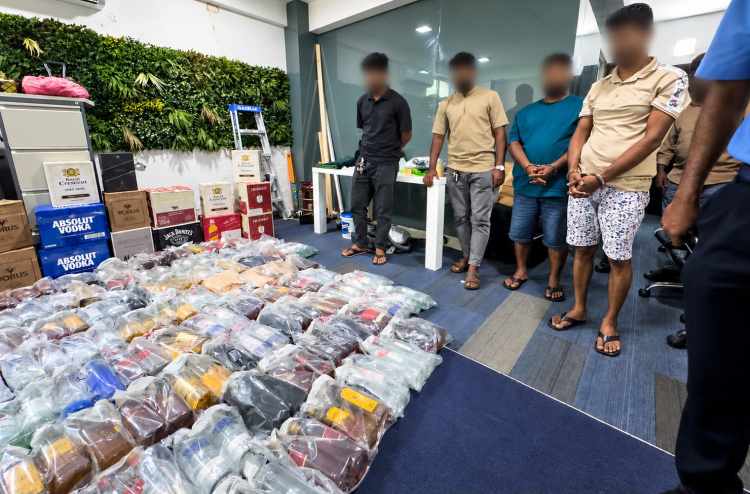 މާލެ ތެރެއަށް ސަޕްލައިކުރާ ގިނަ އަދަދެއްގެ ބަނގުރާ ކޭސްތަކެއް މާދޫގެއިން އަތުލައިގެންފި