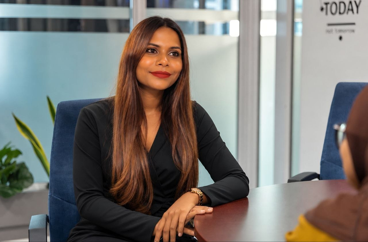 މަންމައެއްގެ ޒިންމާއިން ކޯ ޕައިލެޓަކަށް: މަލާކްގެ ކާމިޔާބު ދަތުރާއި އަމިއްލަ މޭކަޕް ބްރޭންޑް