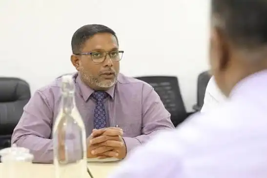 އެއް ފަހަރާ އެކަކަށް ކުންފުންޏެއްގެ އެމްޑީކަމާއި ސްޓޭޓް މިނިސްޓަރުކަން މިއީ ކިހިނެއް ހިނގާ ސަރުކާރެއް؟