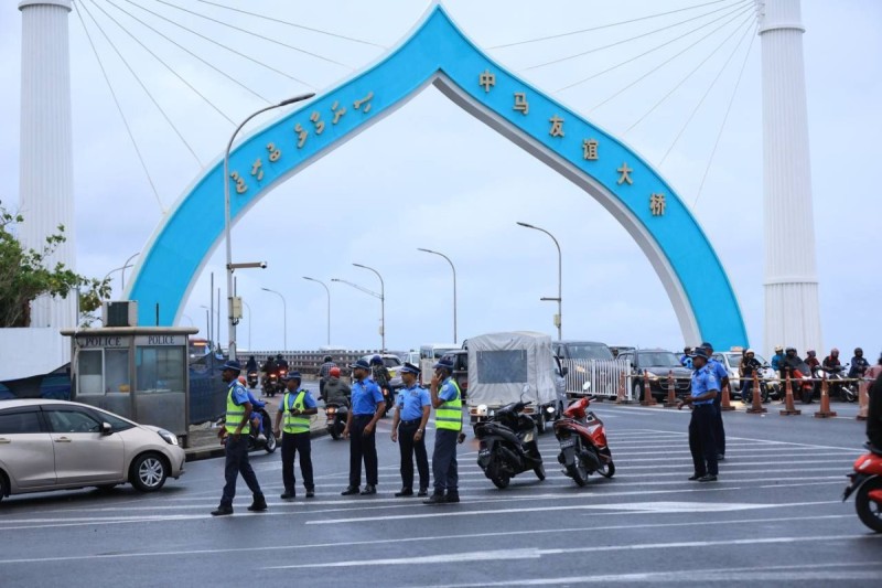 ފުލުސް އޮފިސަރެއްގެ ގައިގައި ސައިކަލުން ޖެއްސި މައްސަލަ: ހައްޔަރުކޮށް ބަންދު ކުރި 4 މީހުން ވެސް ތިބީ މަސްތުގެ ހާލަތުގައި!