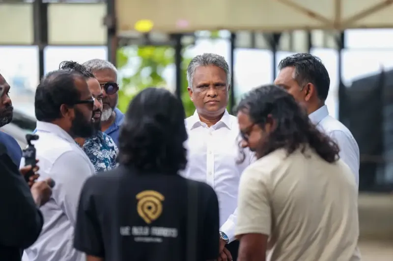 މިސަރުކާރުގެ އެއްވެސް ވިޔަފާރި ސިޔާސަތެއް ނެތް، ސަރުކާރުން އުޅެނީ ހިތައް އެރިހާ އެއްޗެއް ވިއްކައިގެން ފައިސާ ހޯދަން: މޭޔަރު އާޒިމް