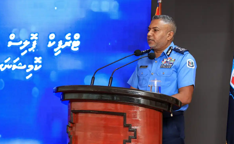 ފުލުހެއްގެ ގައިގައި ޖެއްސީ ބަޔަކު ގަސްތުގައި، މަގުސަދަކީ ފުލުހުންގެ މަގުމަތީގެ އޮޕަރޭޝަނަށް ހުރަސްއެޅުން: ސީޕީ
