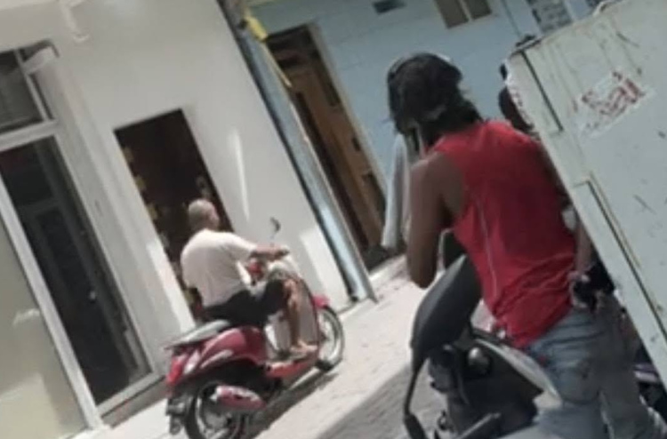 މީހެއްގެ އުނދަގޫ ބޮޑުވުމުން، ފުލުހުންގެ އިދާރާގައި ހަޅުތާޅުގައި