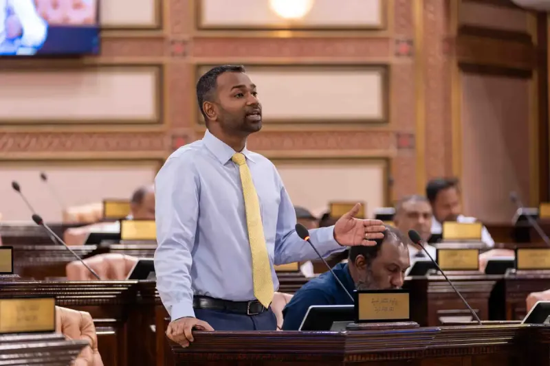 އުއްތަމަ ފަނޑިޔާރު، ވަޒީރުން އަދި ކައުންސިލްތަކުގެ މުސާރަ ބޮޑުކުރަނީ ރަސްމާލެ މަޝްރޫއަށް ނުފޫޒުފޯރުވަން: މެންބަރު މީކާއިލް