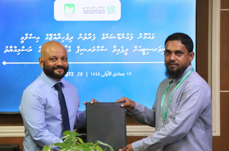 އައިޔޫއެމްގެ ދަރިވަރަކަށް މައުމޫން ފައުންޑޭޝަނުން ސްކޮލަޝިޕް ދީފި