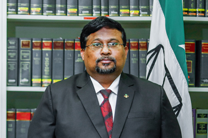 ސުޕްރީމް ކޯޓުގެ ފަނޑިޔާރު އަލީ ރަޝީދު ރިޓަޔާކުރައްވަނީ