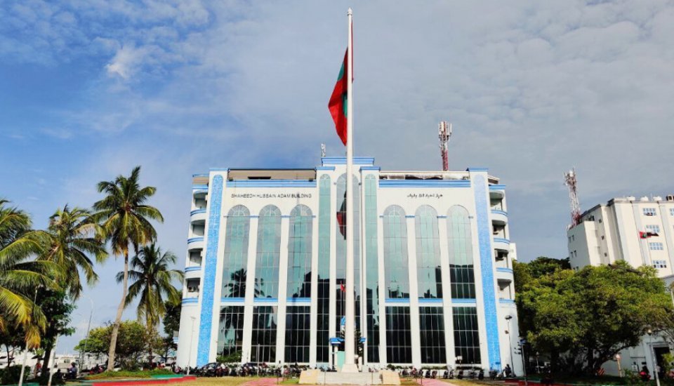 ހުޅުމާލޭ ފިހާރައެއްގެ ބިލްބޯޑަކުން ބަރަހަނާ މަންޒަރު ދެއްކި މައްސަލައެއް ބަލަން ފަށައިފި